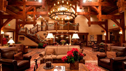 Vista Verde lodge grand living room with chandelier